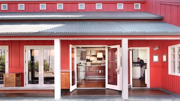 3 restaurants; breakfast, lunch, dinner and brunch served