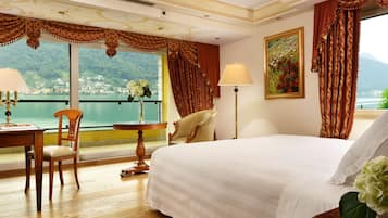 Een minibar, een kluis op de kamer, een bureau, verduisterende gordijnen