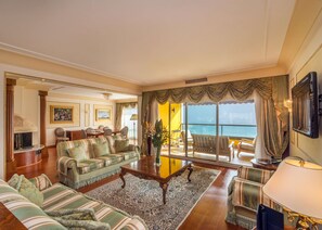 Minibar, caja de seguridad en la habitación y escritorio 