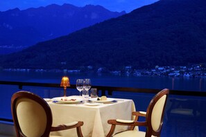 2 restaurants, breakfast served