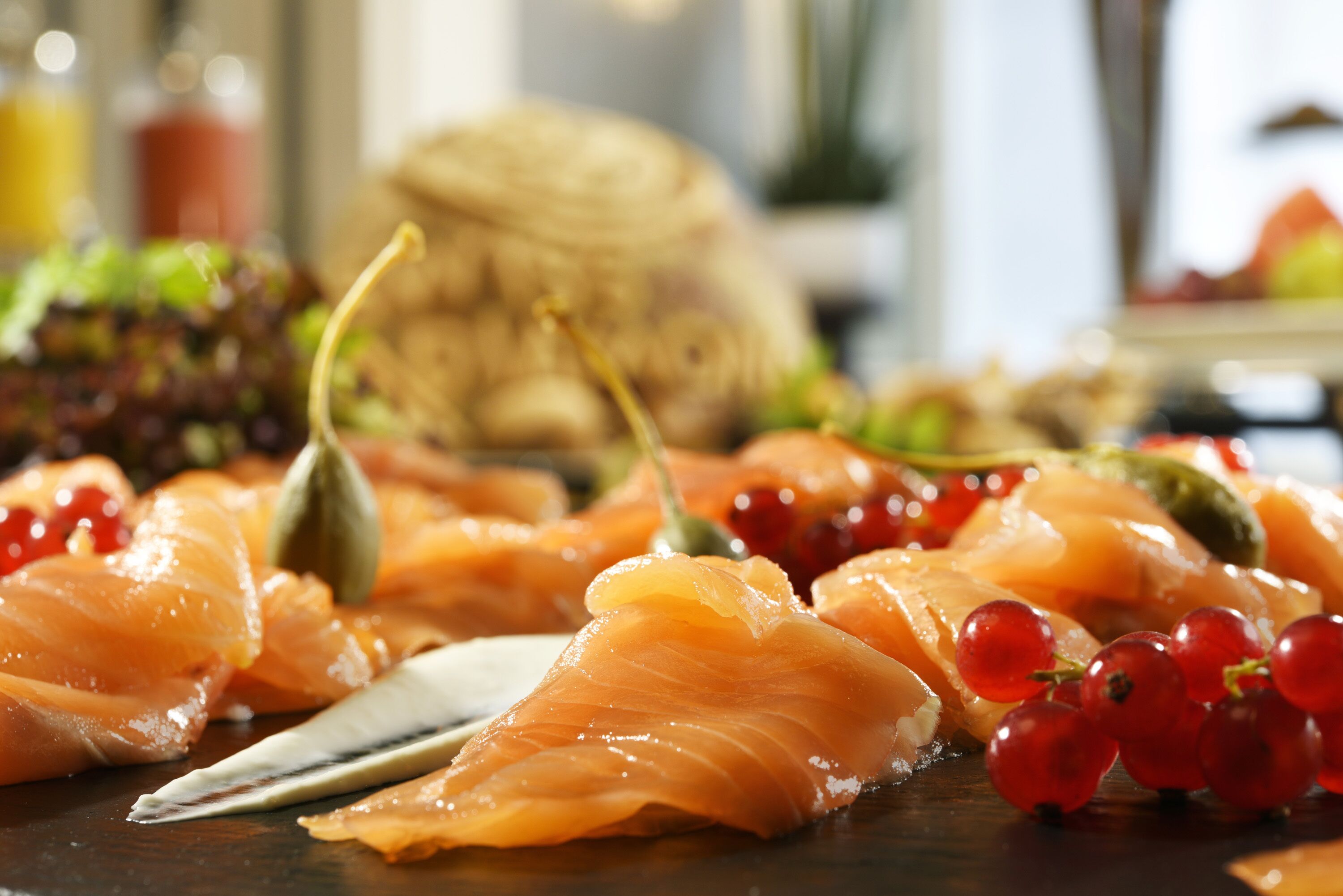 Una fuente de salmón ahumado con uvas y alcaparras.
