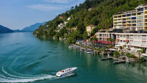 Ein Hotel am Wasser mit mehreren Balkonen, einer Marina und Seeblick.