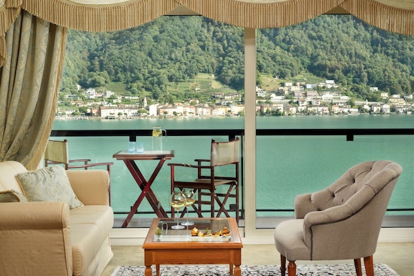 إطلالة على البحيرة