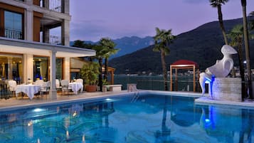 Piscina coperta, piscina stagionale all'aperto