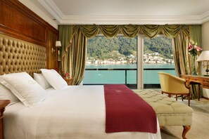 Chambre Deluxe double ou avec lits jumeaux, balcon, vue sur le lac | Minibar, coffre-fort, bureau, rideaux d’obscurcissement