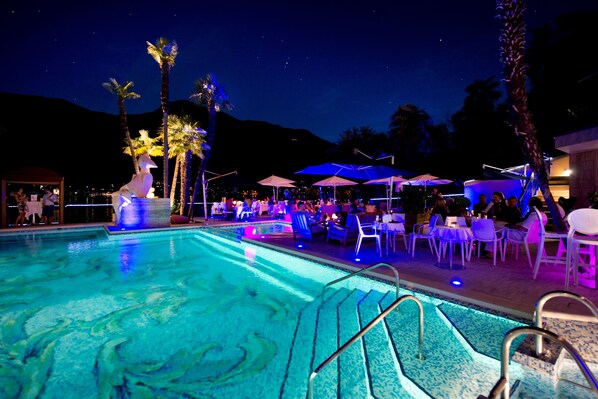 Poolside bar