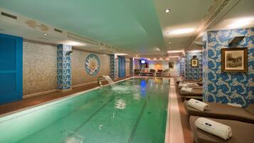Una piscina con un muro de azulejos y un diseño de sol naciente a la izquierda.