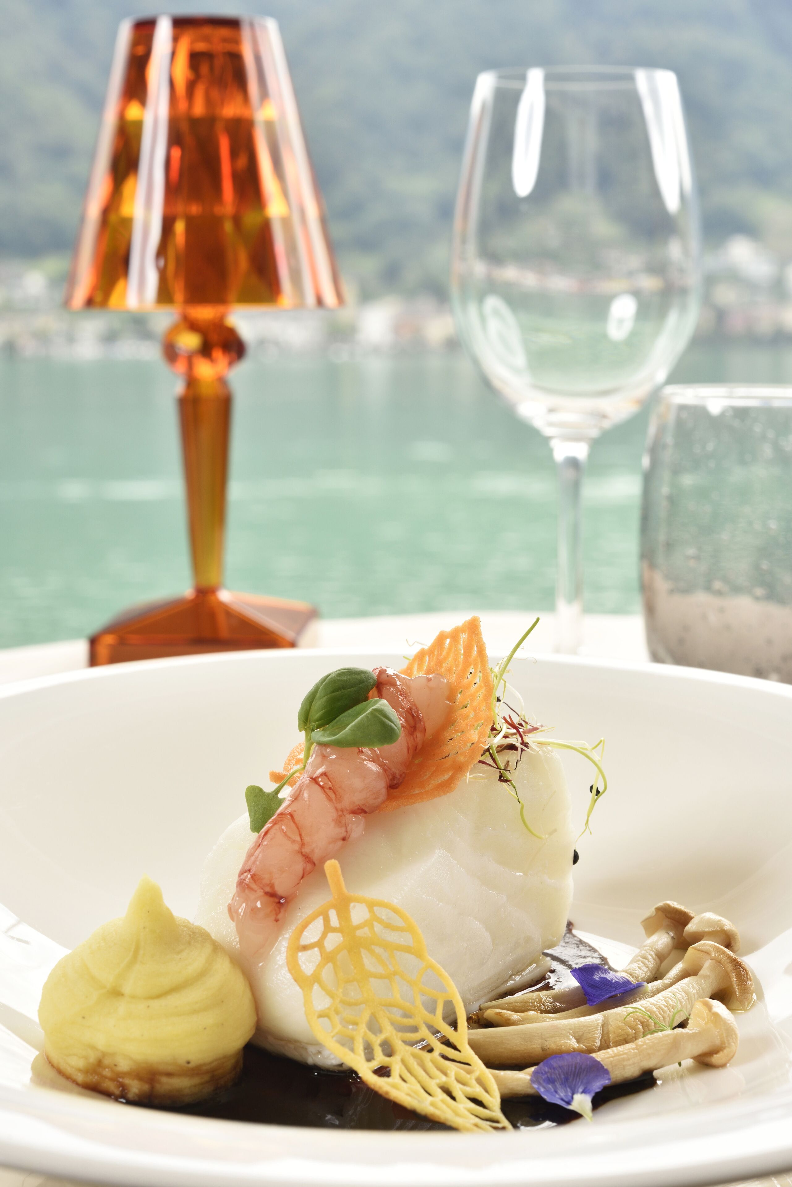 2 restaurants servant le petit déjeuner, le déjeuner et le dîner