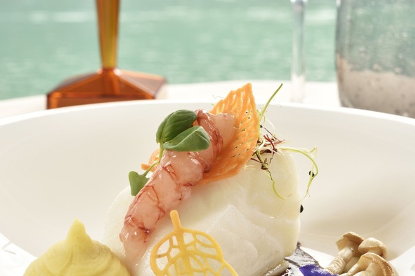 2 restaurants servant le petit déjeuner, le déjeuner et le dîner