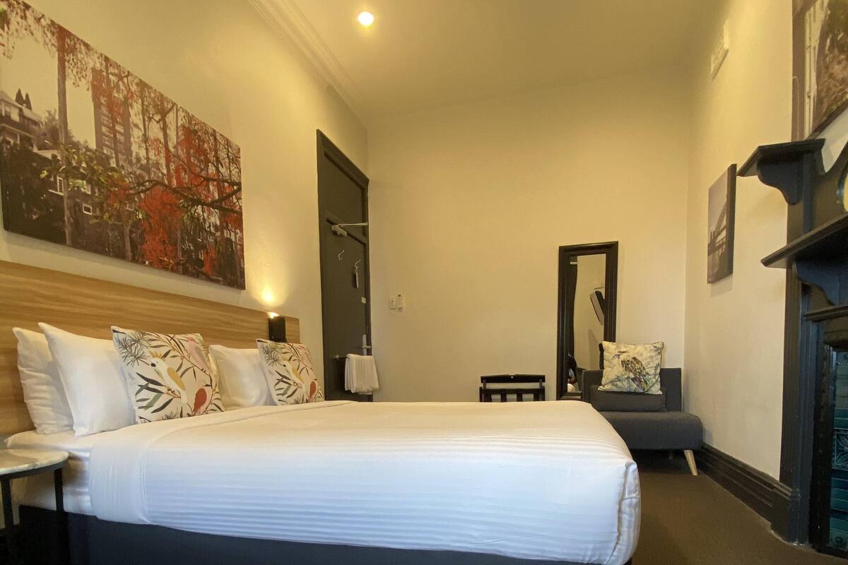 Queen Balcony room with shared bathroom | In-room safe, desk, free WiFi, bed sheets