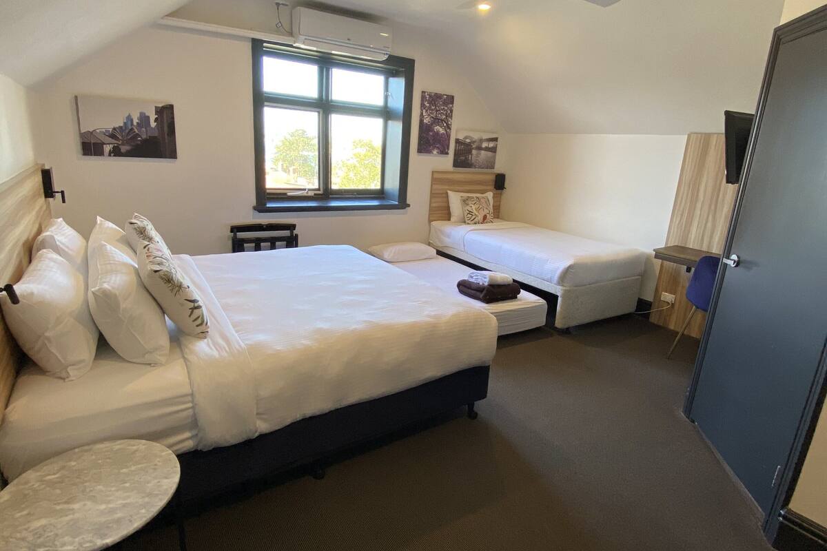 King Room with Ensuite | In-room safe, desk, free WiFi, bed sheets