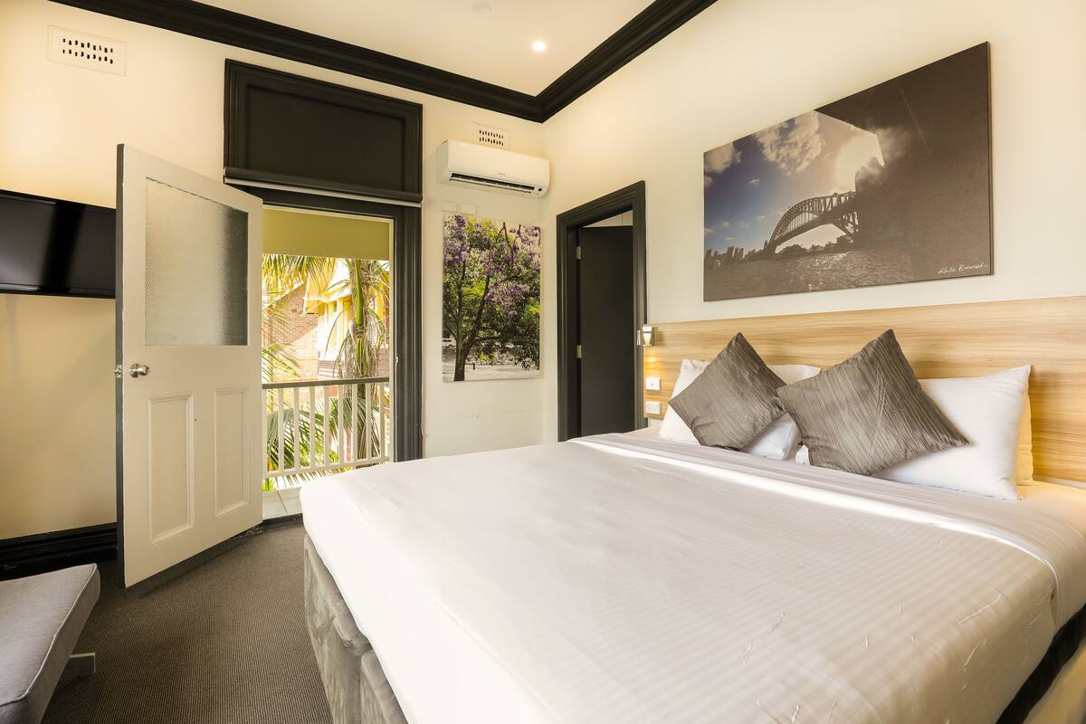 in-room safe, desk, free wifi, bed sheets