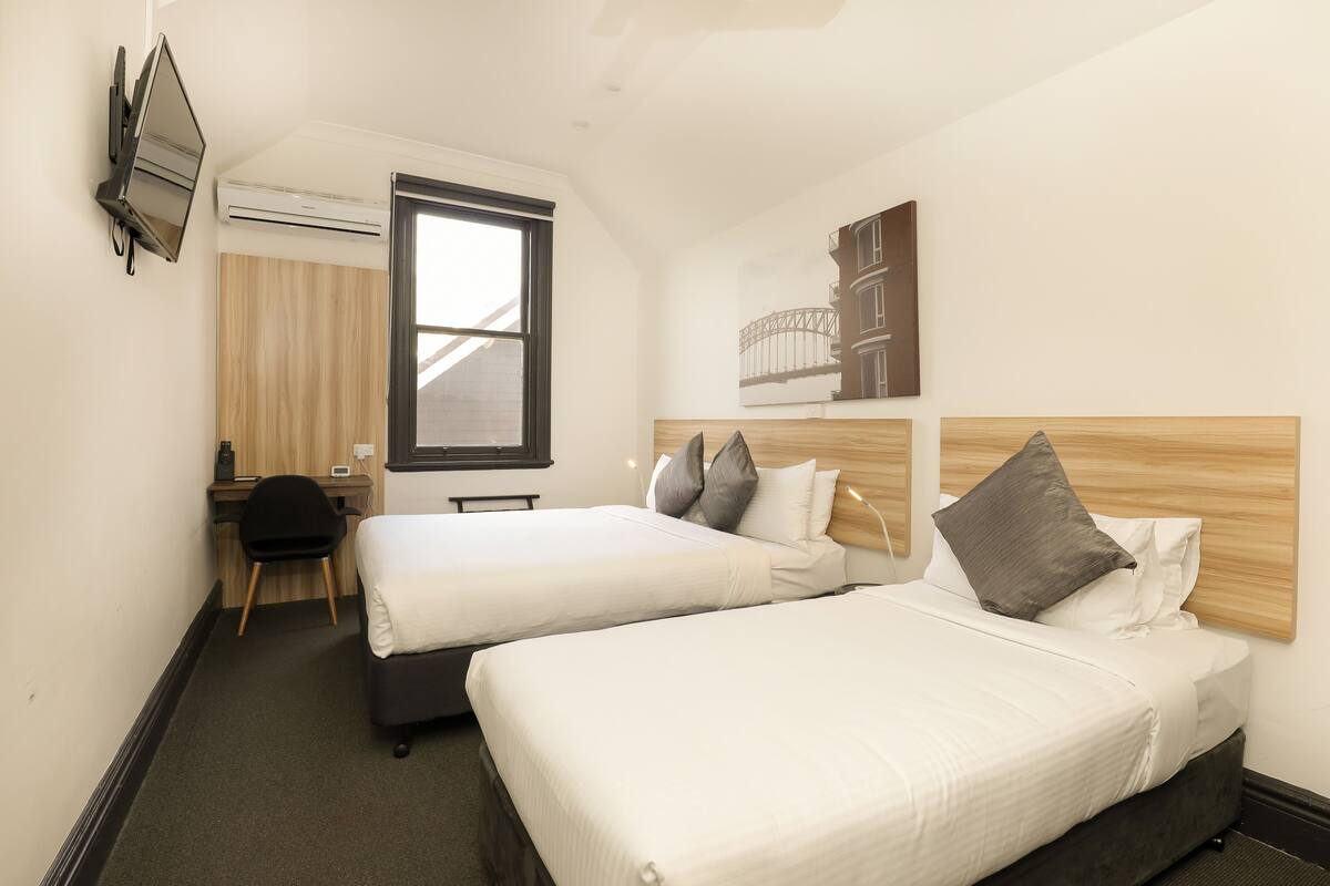 Triple room with shared bathroom | In-room safe, desk, free WiFi, bed sheets