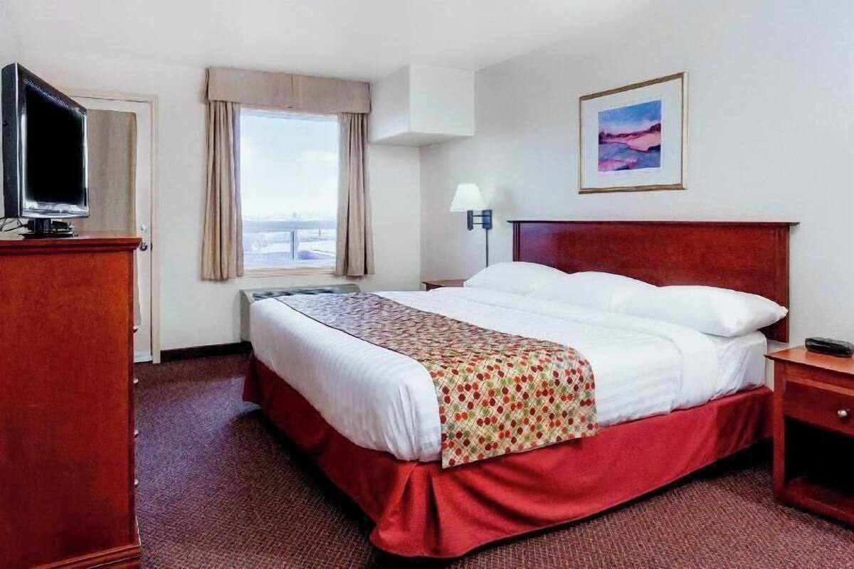 Desk, soundproofing, iron/ironing board, free cribs/infant beds