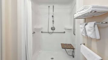 Regadera, amenidades de baño gratuitas, secadora de cabello, toallas