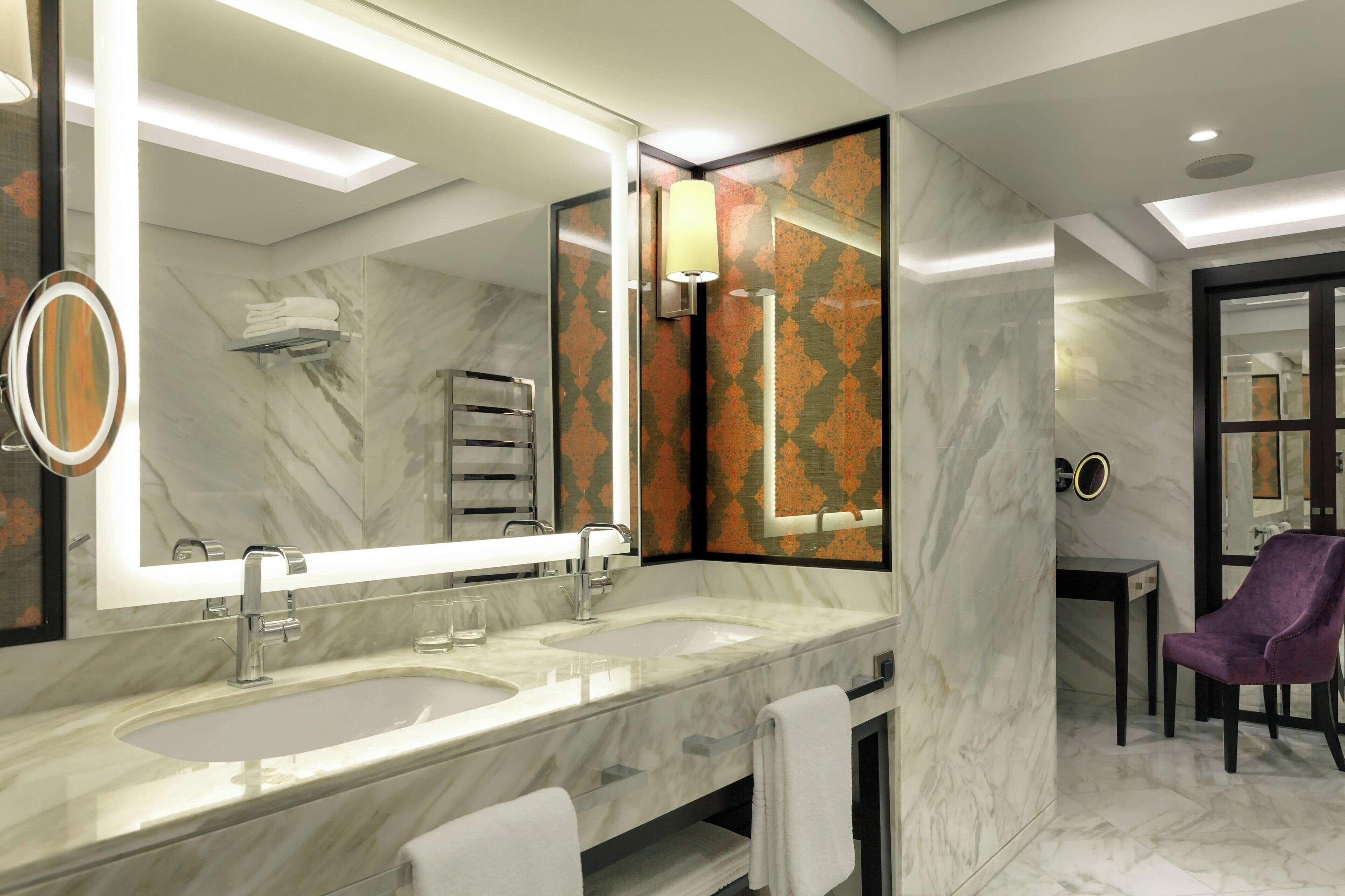 presidential suite, 1 double bed, non smoking (executive level) | bathroom | combined shower/bathtub, free toiletries, hair dryer, bathrobes