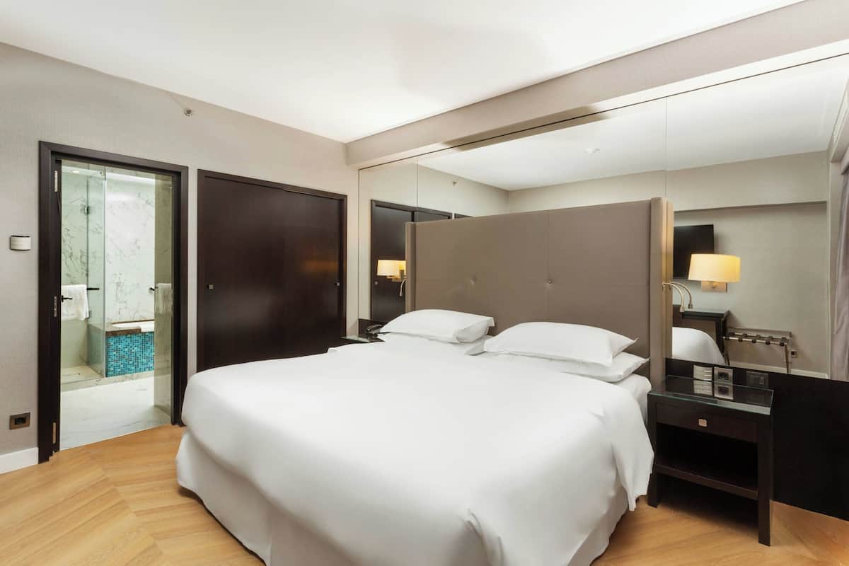 Executive Suite, 1 King Bed | Premium bedding, minibar, in-room safe, desk