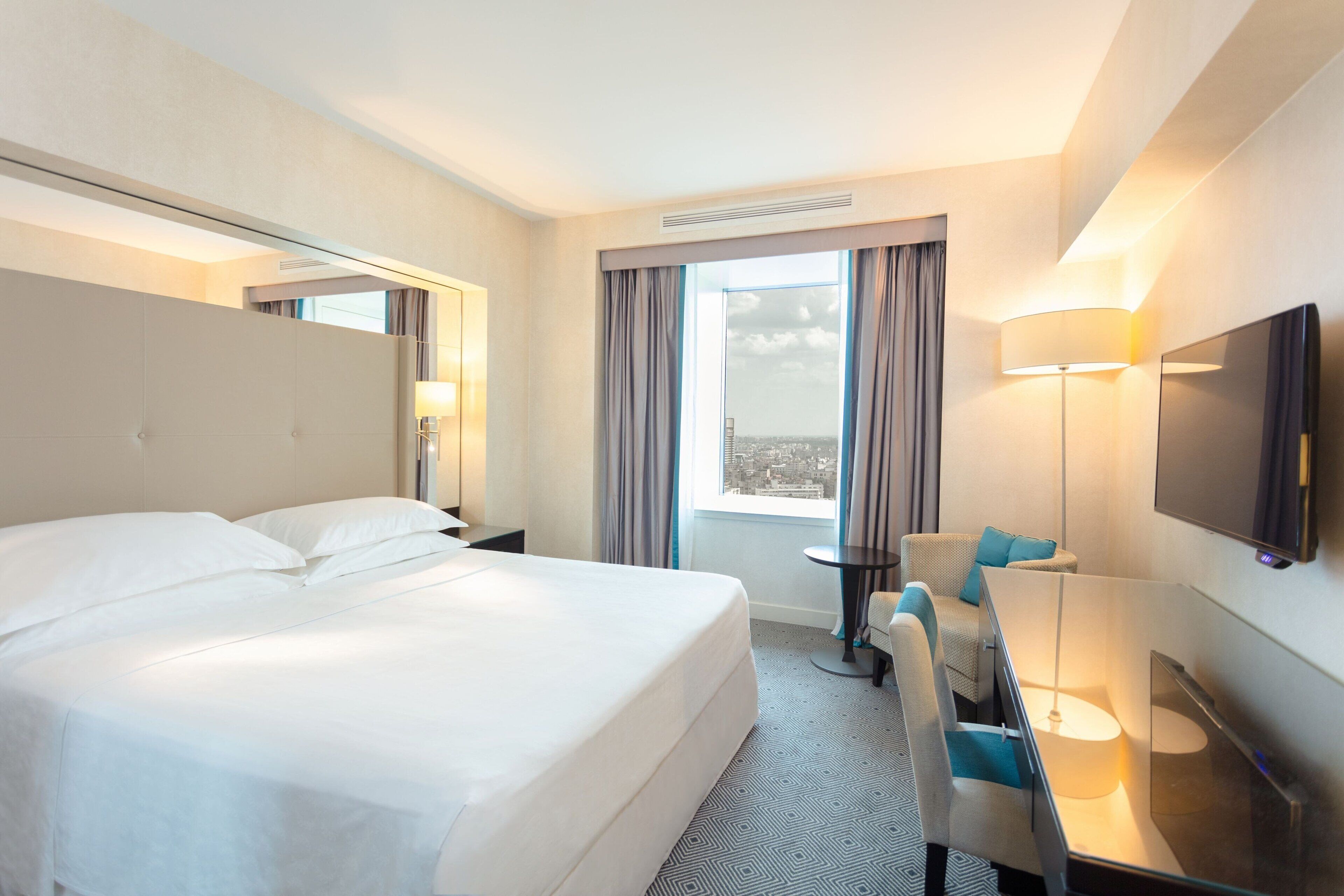 premium room, 1 king bed, non smoking | premium bedding, minibar, in-room safe, desk