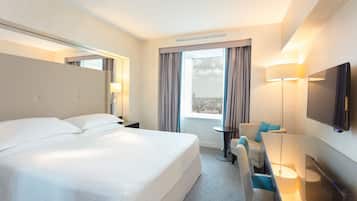 Premium Room, 1 King Bed | Premium bedding, minibar, in-room safe, desk