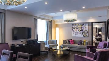 Presidentiële suite, 1 tweepersoonsbed (Executive Level) | Woonkamer | Een 40-inch lcd-televisie met kabelzenders en televisie