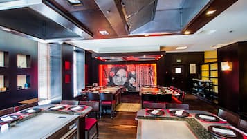 2 restaurants; breakfast, lunch, dinner, and brunch served