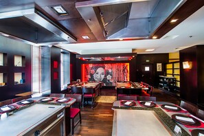 2 restaurants servant le petit déjeuner, le déjeuner et le dîner
