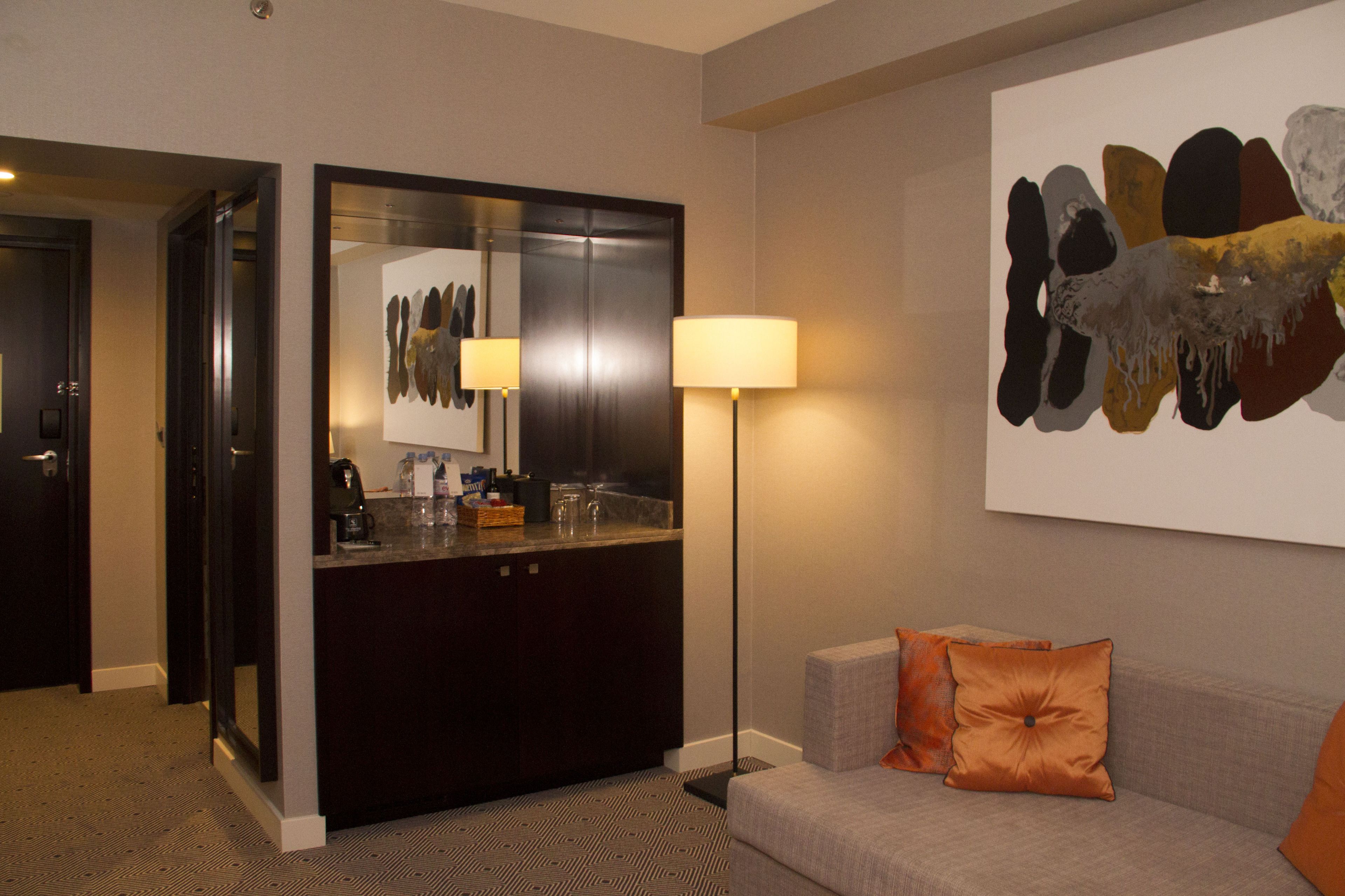 Executive suite, 1 kingsize bed | Woonruimte | Een 40-inch lcd-televisie met kabelzenders en televisie