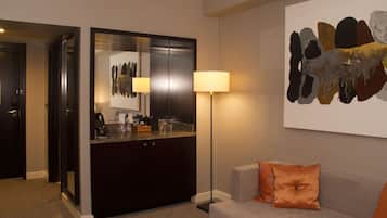 Executive suite, 1 kingsize bed | Woonruimte | Een 40-inch lcd-televisie met kabelzenders en televisie