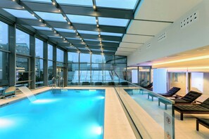 من حمّامات السباحة المغطاة