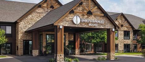Un edificio de piedra con un cartel que dice 'IRONWOOD LODGE'.
