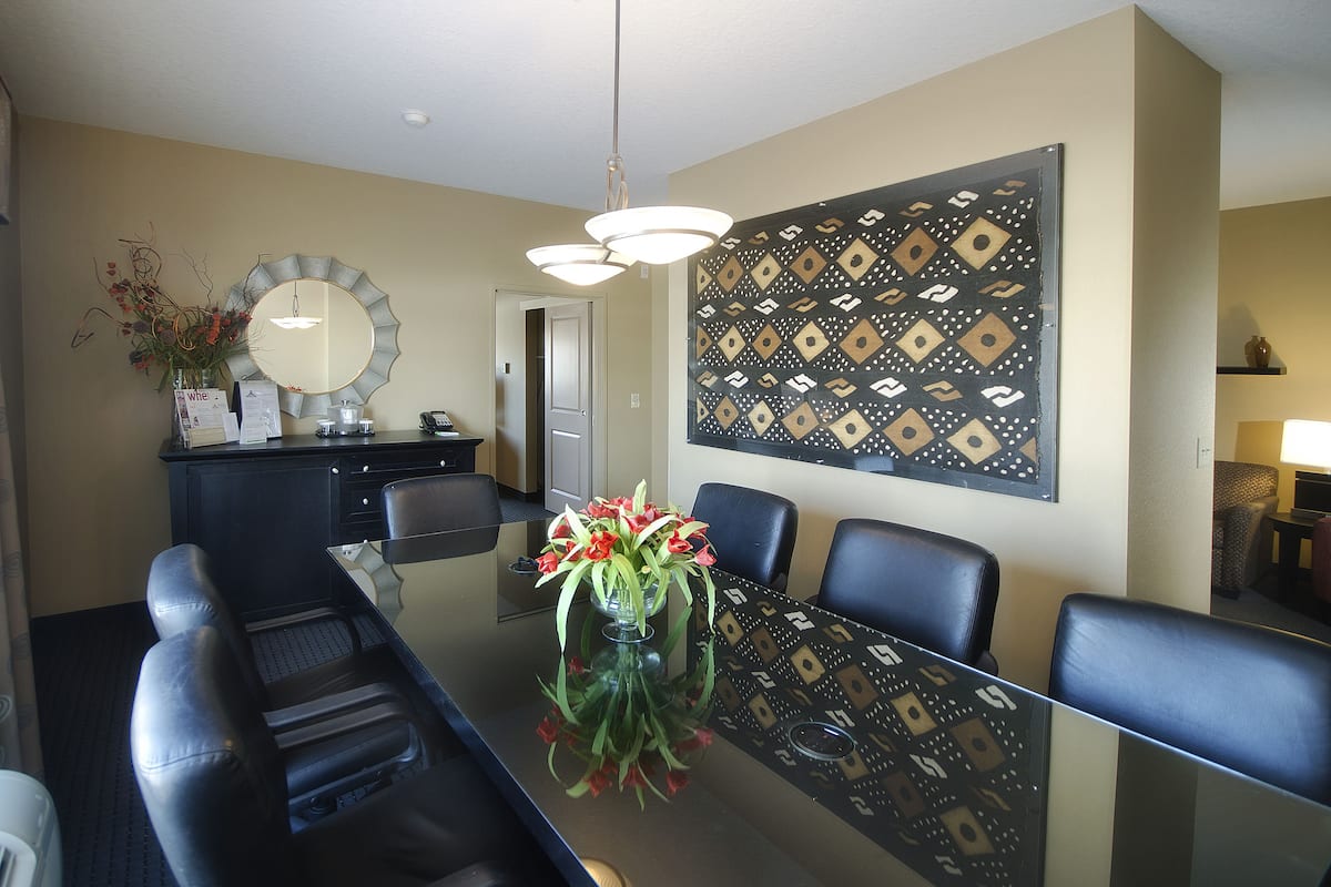 Premium kamer | Donsdekens, een bureau, een laptopwerkplek, geluiddichte muren