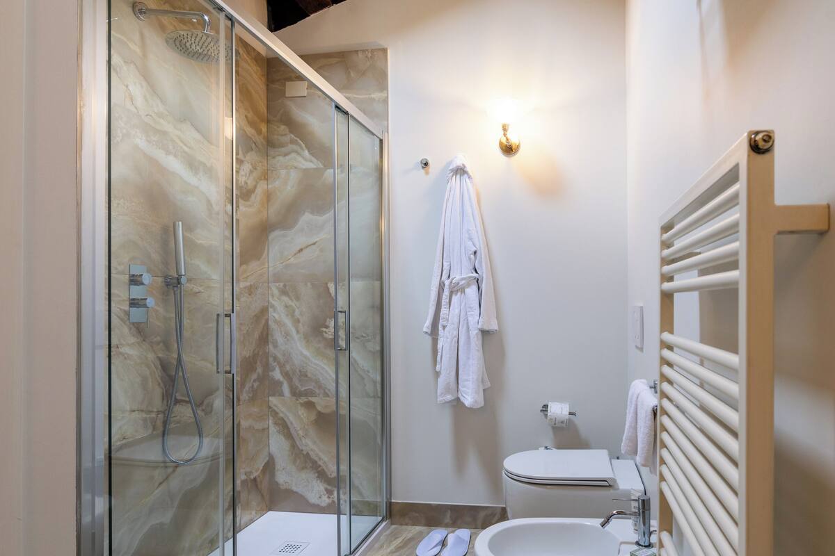 deluxe room (palazzo viviani) | bathroom | shower, rainfall showerhead, free toiletries, hair dryer