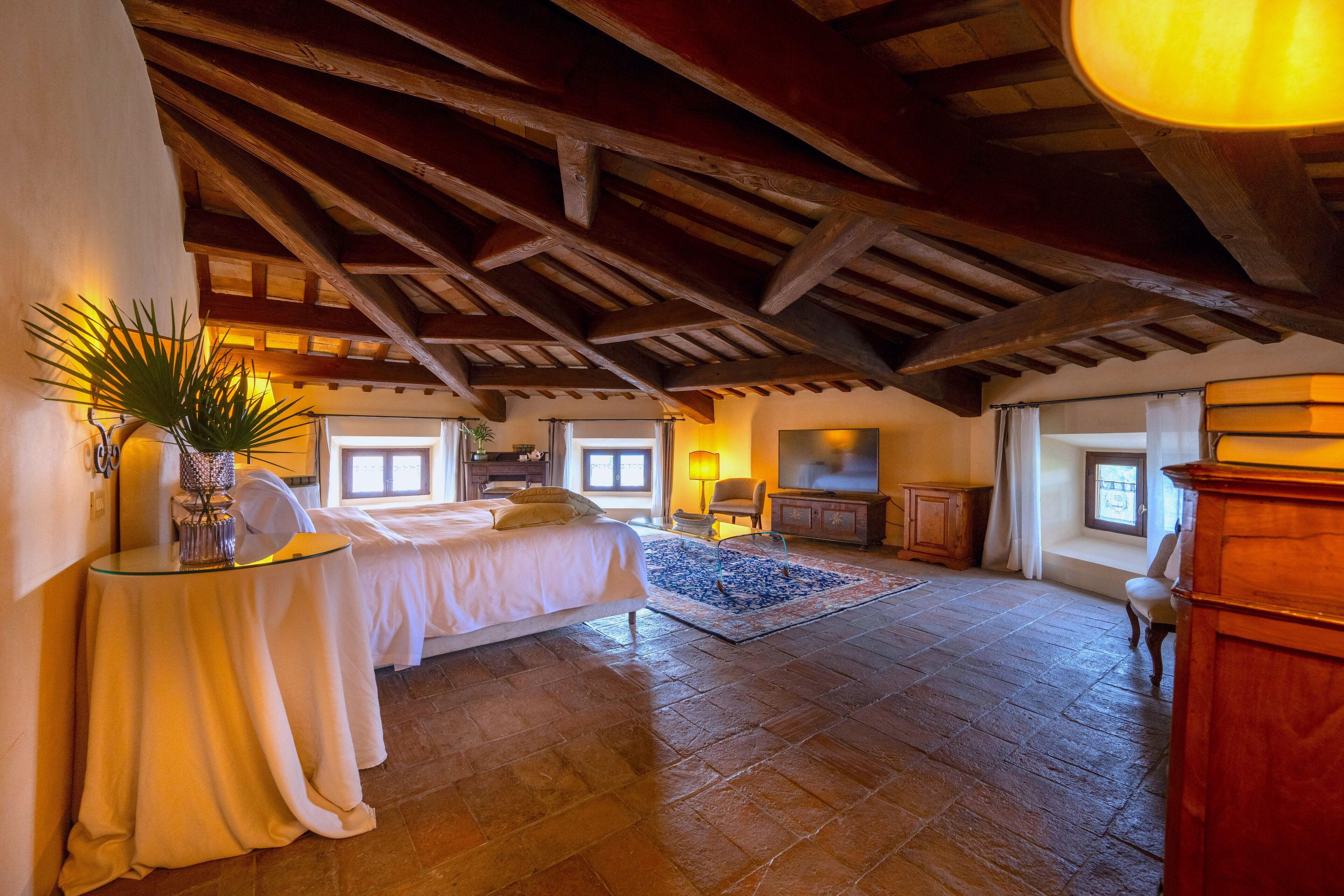 Deluxe Room (Palazzo Viviani) | Hypo-allergenic bedding, down comforters, minibar, in-room safe