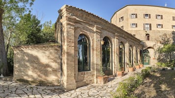 Piscina all'aperto, ombrelloni da piscina, lettini