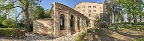 Una piscina al aire libre, sombrillas, sillones reclinables de piscina