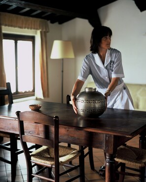 Habitación familiar (Old Village) | Ropa de cama hipoalergénica, edredones de plumas, minibar y caja fuerte