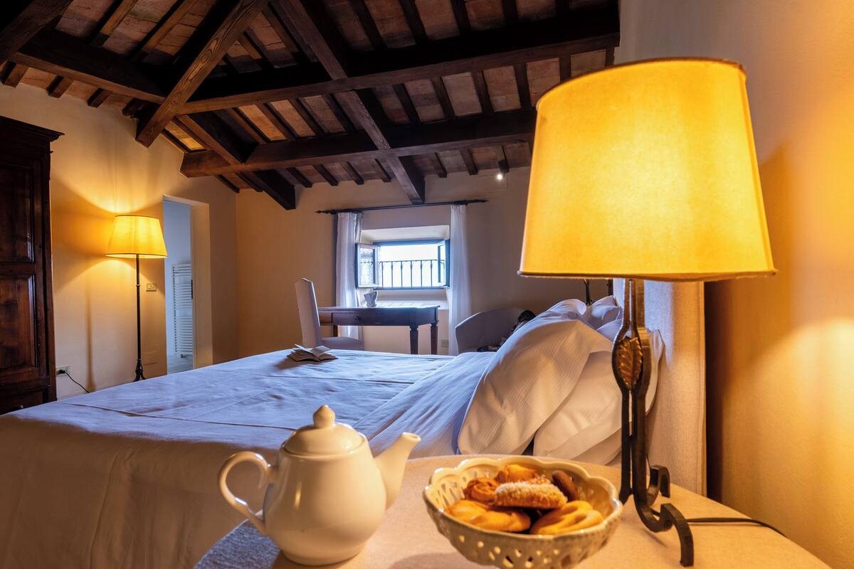 deluxe room (palazzo viviani) | 1 bedroom, hypo-allergenic bedding, down duvets, minibar