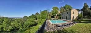 Piscine extérieure, parasols de plage, chaises longues