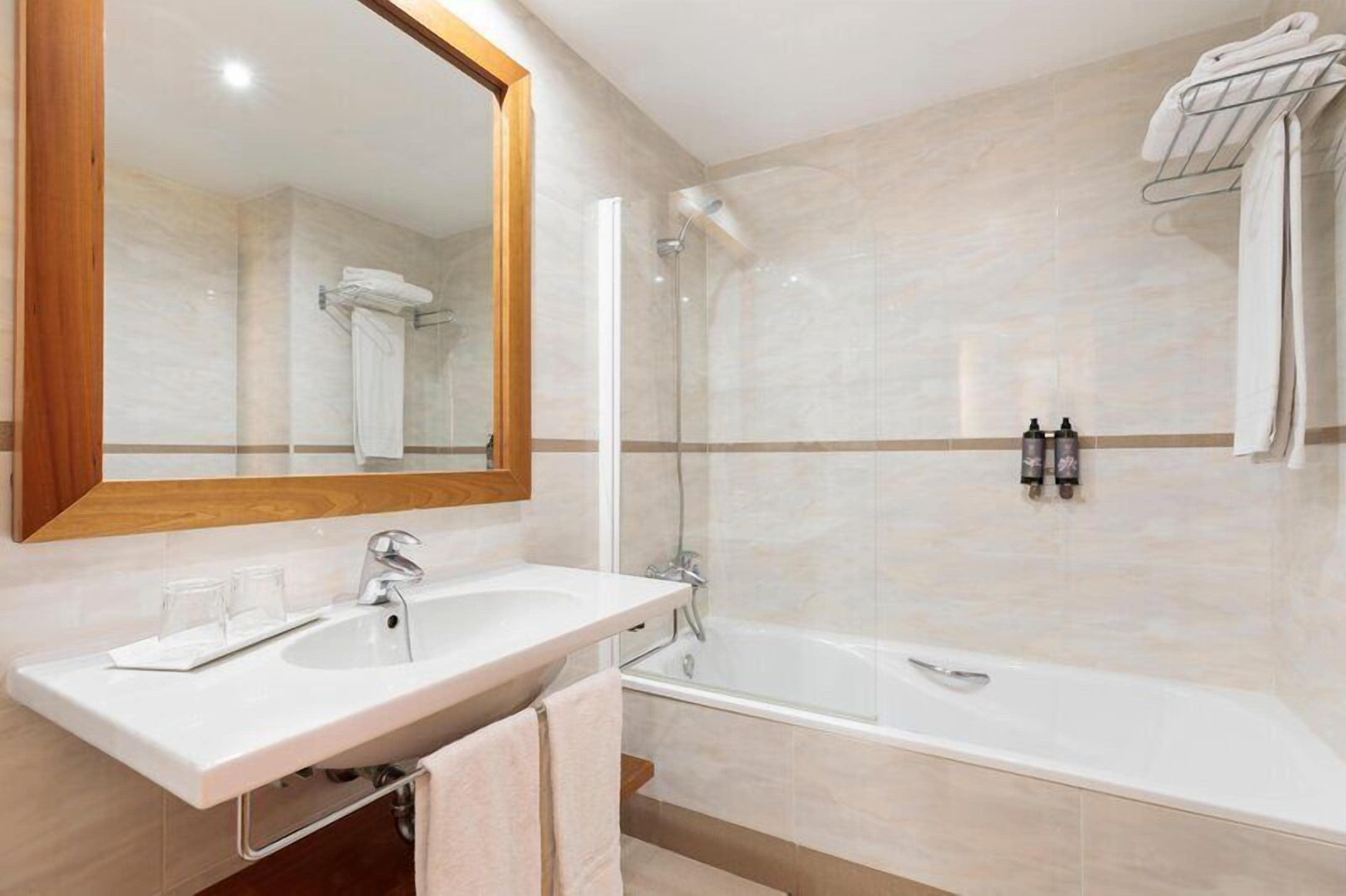 Articles de toilette gratuits, sèche-cheveux, serviettes fournies
