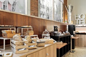 Aperto a colazione e pranzo, cucina spagnola