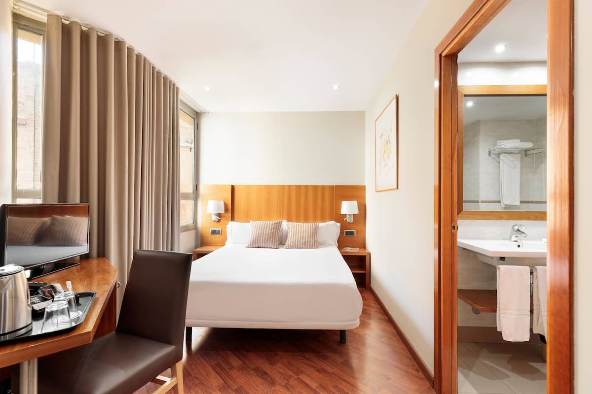 In-room safe, desk, soundproofing, WiFi (free)