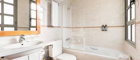 Un baño moderno con lavamanos, inodoro, bañera y ducha.