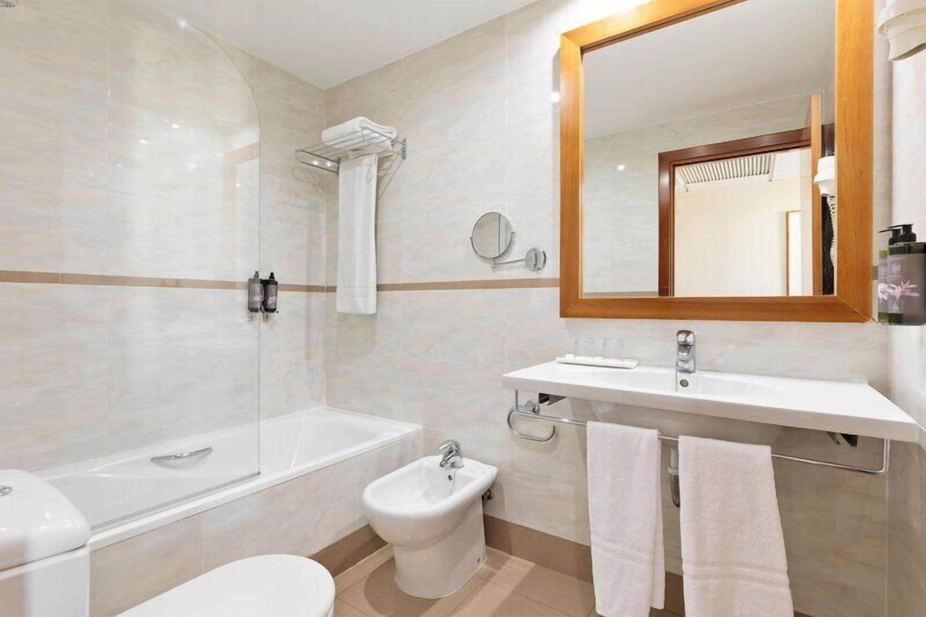 Kostenlose Toilettenartikel, Haartrockner, Handtücher
