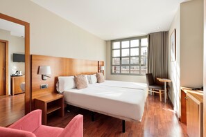 Safe på rommet, skrivebord, lydisolert og wi-fi (inkludert)