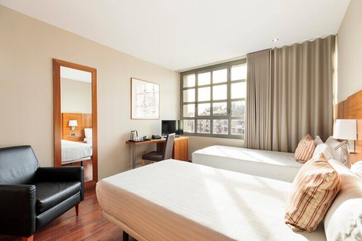 Superior Double or Twin Room | In-room safe, desk, soundproofing, WiFi (free)