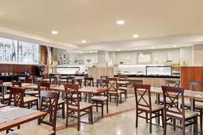 Breakfast and lunch served, Spanish cuisine - Hotel Best Aranea (Barcelona)