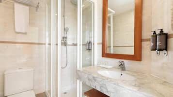 Kostenlose Toilettenartikel, Haartrockner, Handtücher