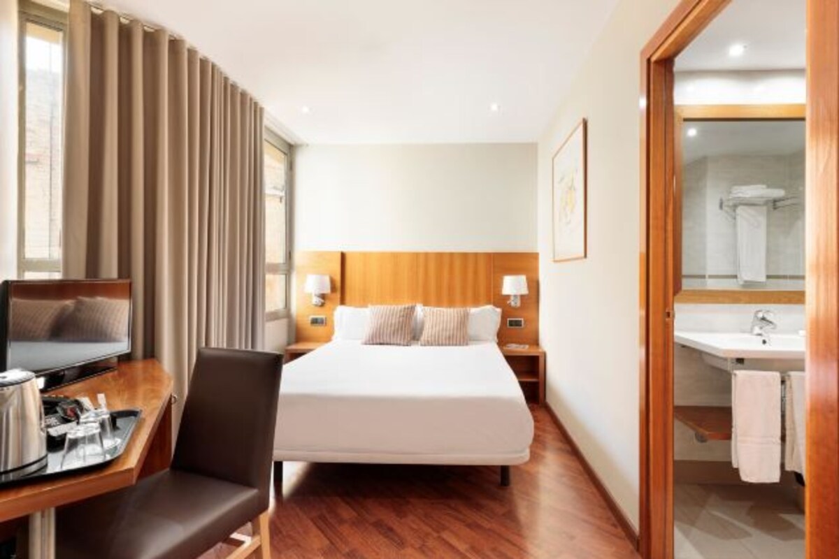In-room safe, desk, soundproofing, WiFi (free)
