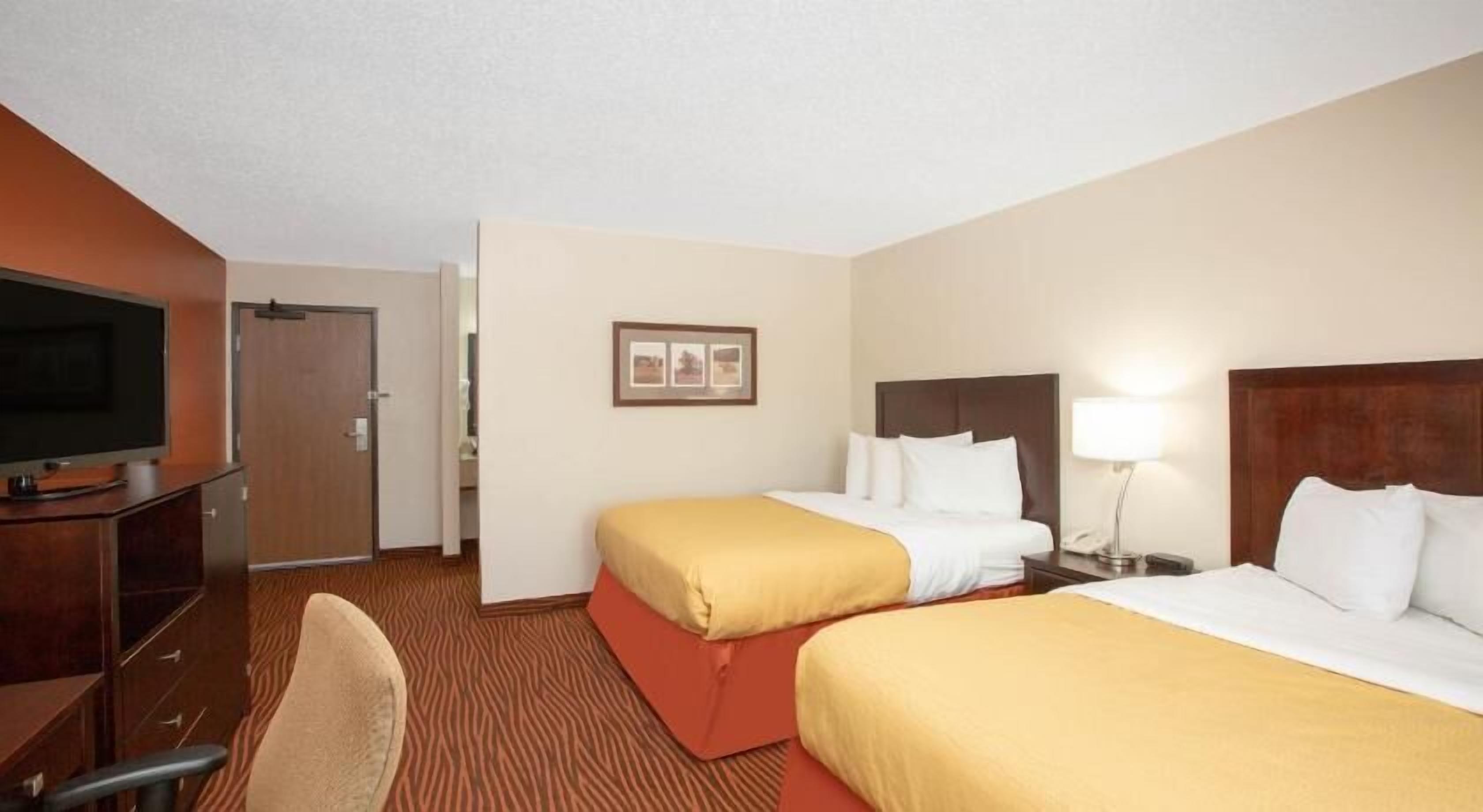 بديكورات فريدة لكل غرفة وطراز فريد لكل وحدة ومكتب وستائر تعتيم