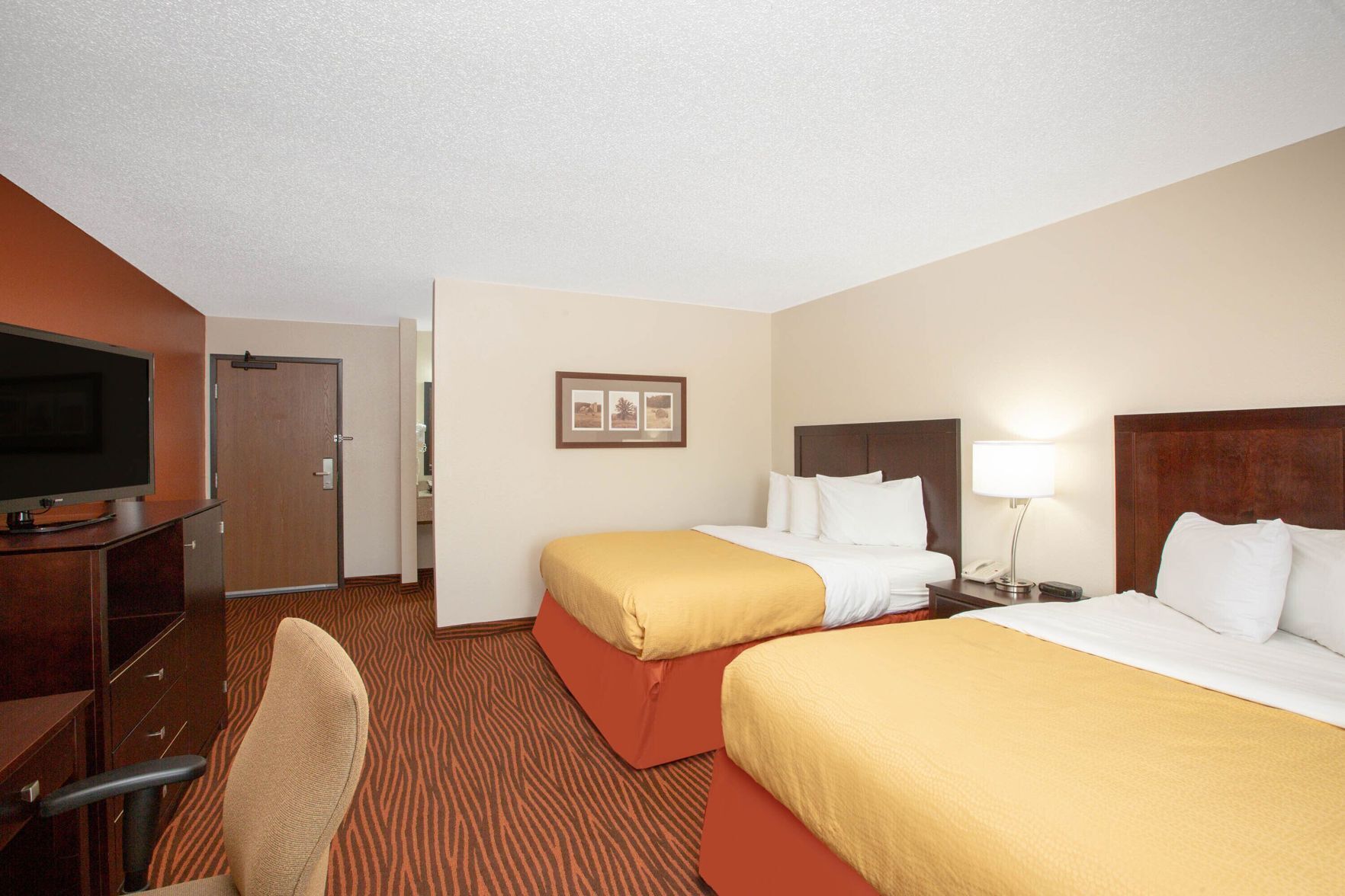 بديكورات فريدة لكل غرفة وطراز فريد لكل وحدة ومكتب وستائر تعتيم